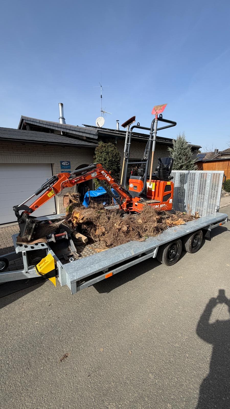Bagger & Wurzeln auf dem LKW