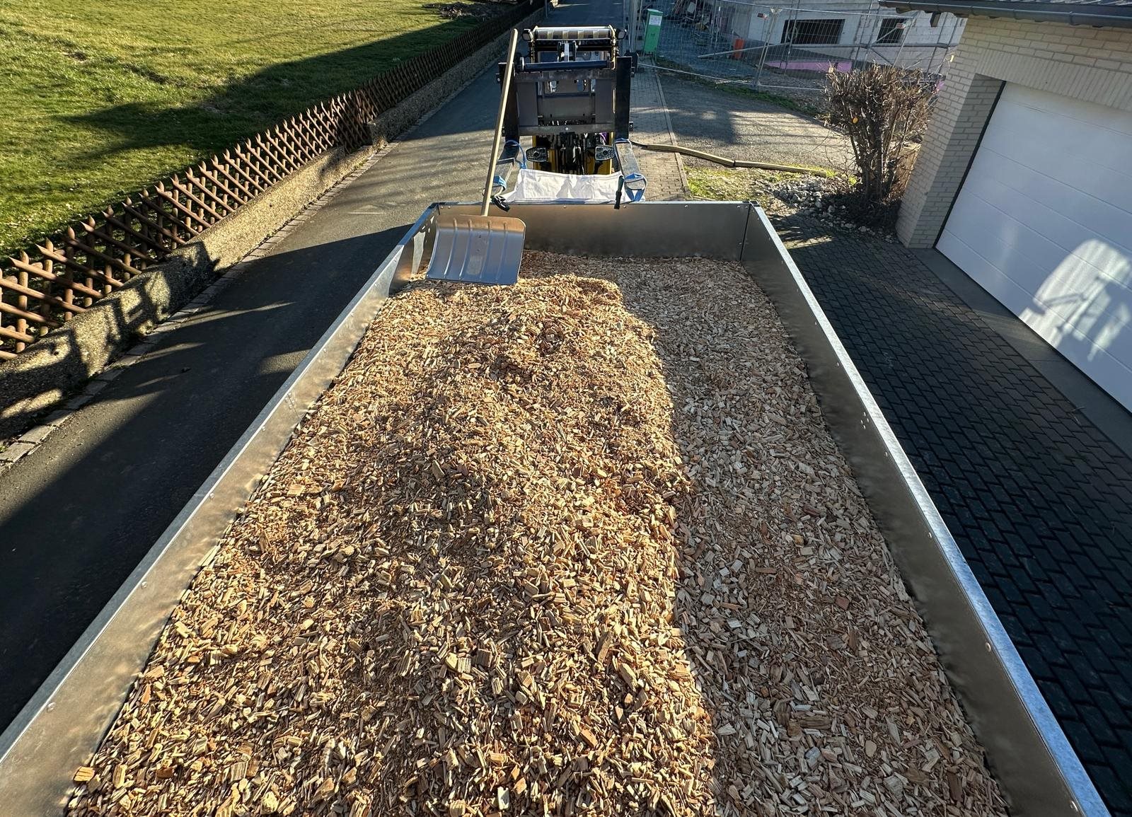 Hackschnitzel & Rindenmulch — frisch geliefert